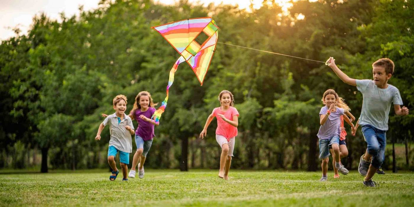 kids-flying-kite-small